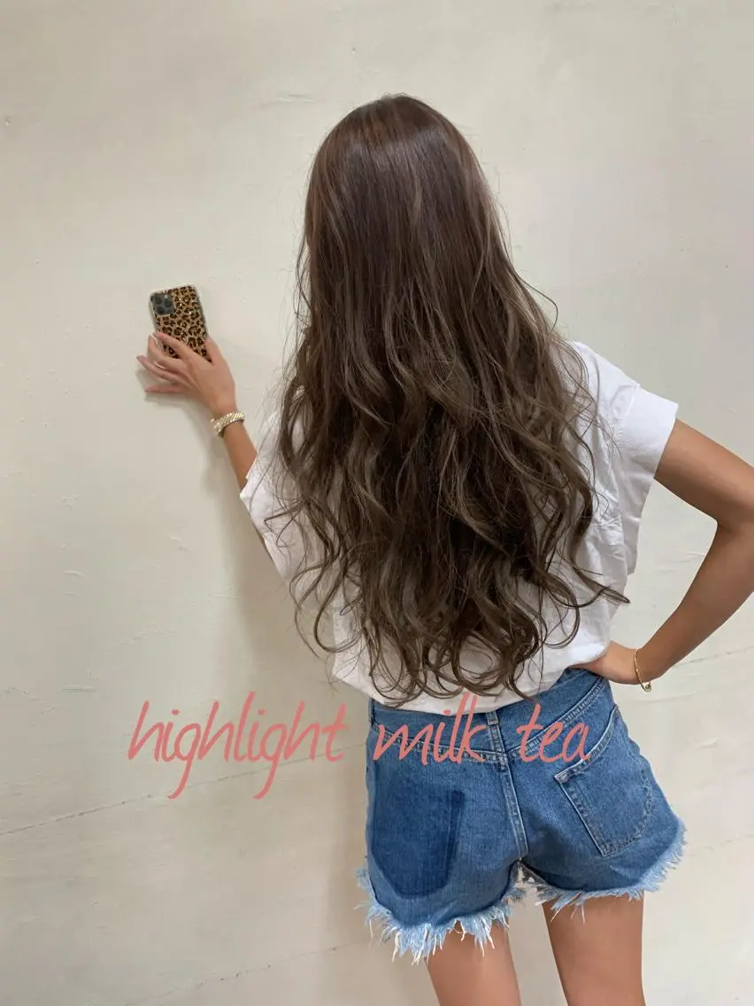 ロング カラー ベージュカラー ハイライトカラー ミルクティーベージュ ハイライト ヘアカラー GLAD 萩原のヘアスタイル