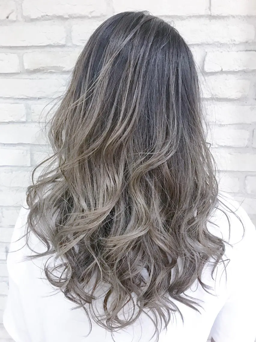 ロング カラー グラデーションカラー ハイライトカラー ハイライト 横浜🍒ルーツカラー エクステ／RIEのヘアスタイル