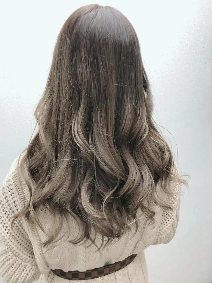 ロング カラー ブリーチ グラデーションカラー イルミナカラー ヤナ マネージャーのヘアスタイル