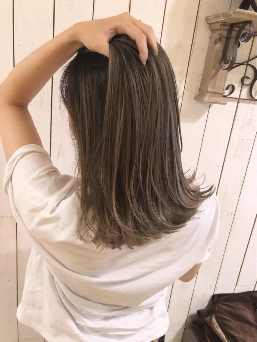 ミディアム レイヤーカット カット ヘアカラー Noe心斎橋 堀田 朋宏のヘアスタイル