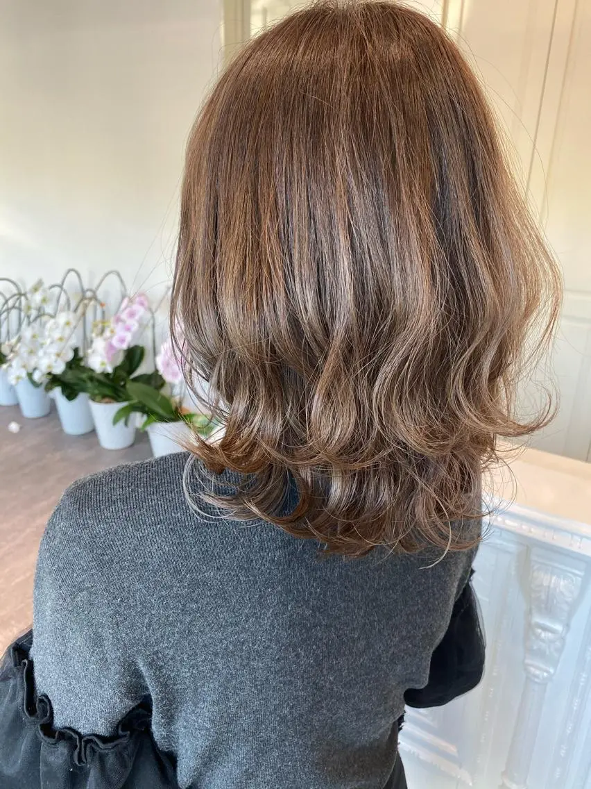 ミディアム カラー パーマ カット ヘアカラー トリートメント 成松 勇治のヘアスタイル