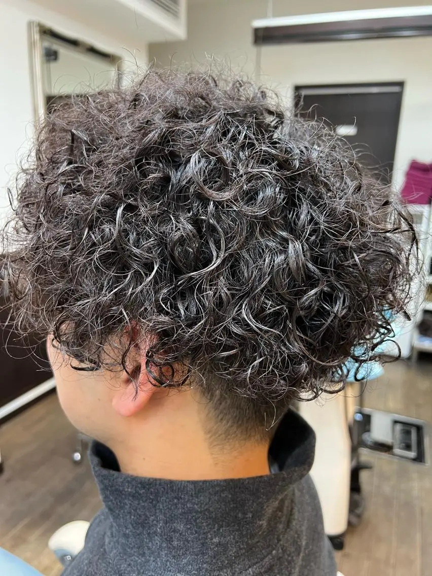 ショート パーマ メンズ メンズパーマ スパイラルパーマ 二本木 秀成のヘアスタイル