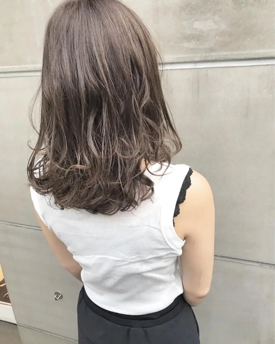 ミディアム カラー グレージュ ハイライトカラー ハイライト 【渋谷で人気】艶髪× 髪質改善/ツヤカラーのヘアスタイル