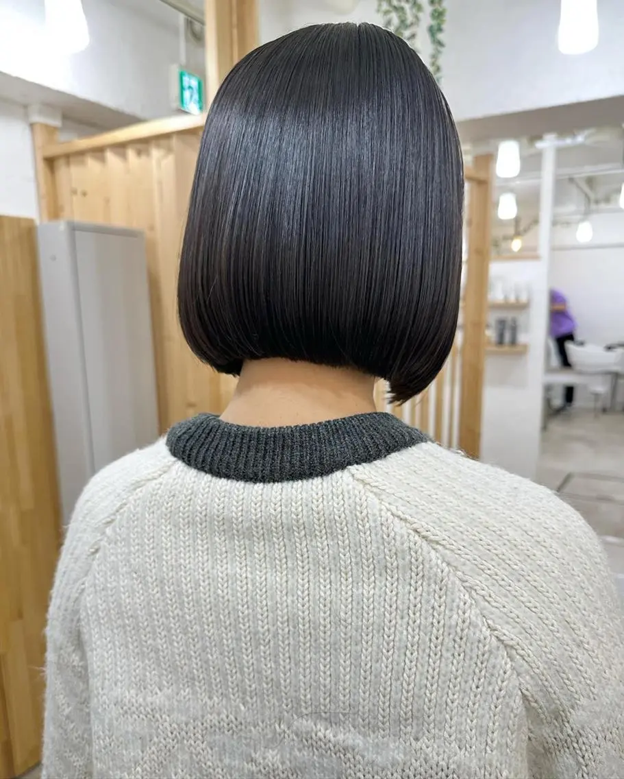 ショート カラー パーマ 切りっぱなしボブ 前下がりボブ ショートボブ 黒髪 イヤリングカラー 髪質改善 縮毛矯正/ レイヤー/銀座/本木のヘアスタイル