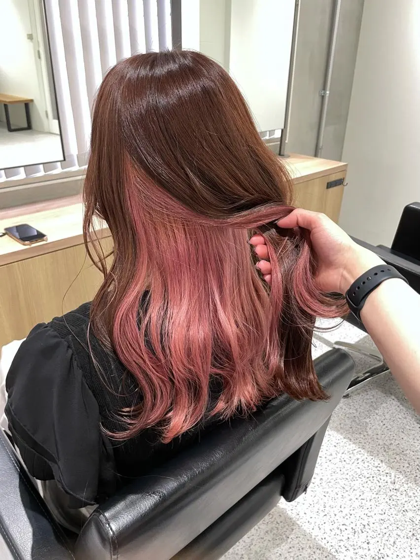 ロング カラー インナーカラー ピンクカラー ブリーチ/ハイトーン 艶カラー/ユリナのヘアスタイル