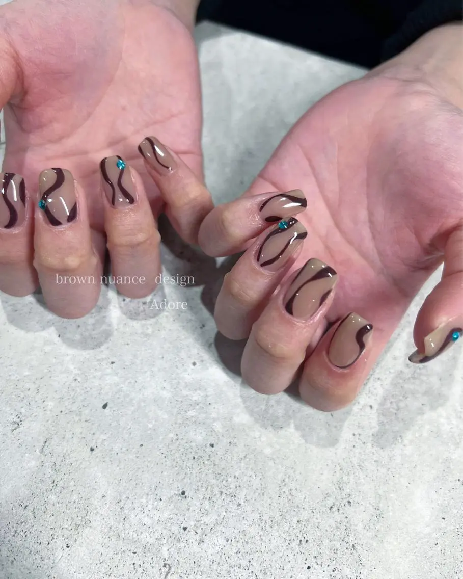 ネイル ブラウン ニュアンスネイル スクエアネイル ハンドネイル Nail Adore.のネイルデザイン