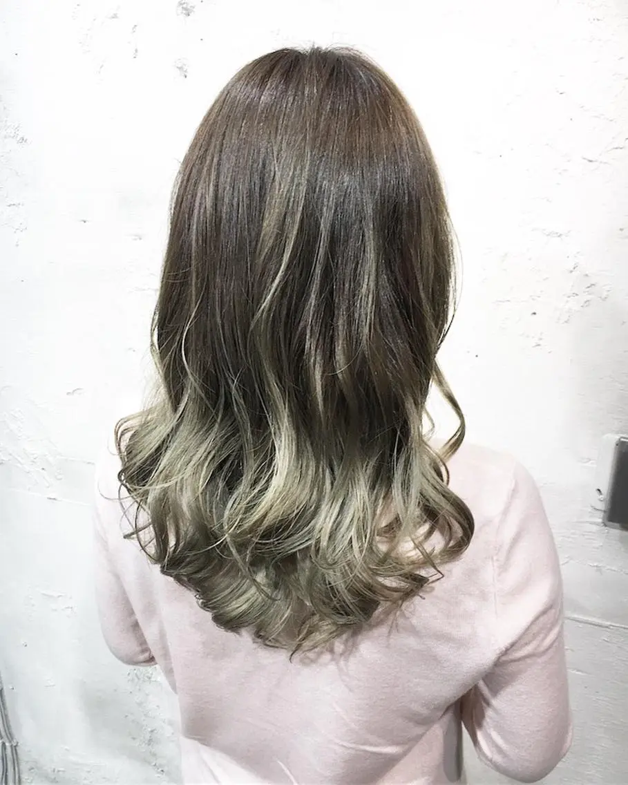 セミロング カラー ヘアアレンジ グラデーションカラー ✨艶髪✨透明感✨ 山内大樹のヘアスタイル