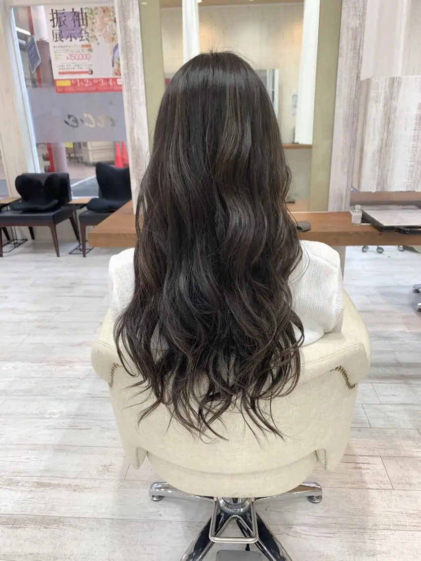 ロング アッシュ アッシュグレー ハイライト 髪質改善×レイヤー 高嶋のヘアスタイル