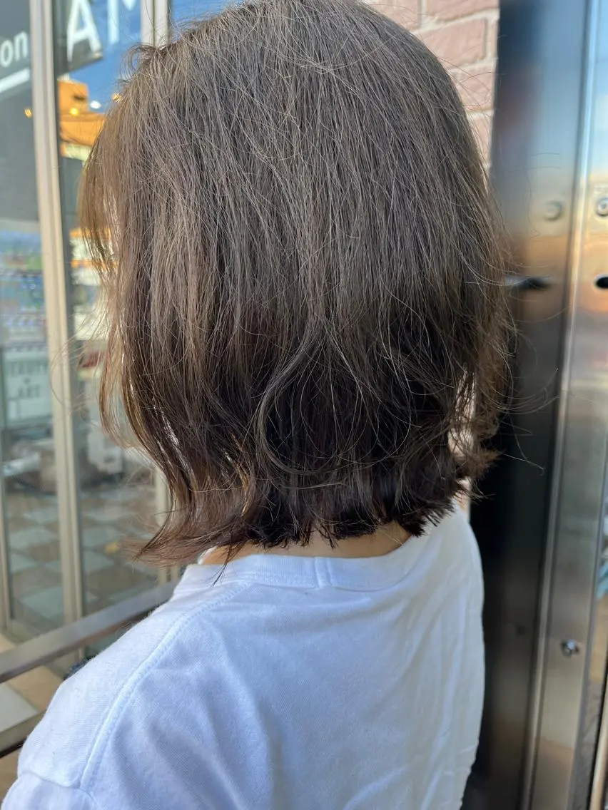 セミロング カラー パーマ ヘアアレンジ メンズ キッズ ネイル マツエク・マツパ アイブロウ メンズパーマ セミロングパーマ ブラウンカラー ケアカラー 透明感カラー 久木原 ゆりのヘアスタイル