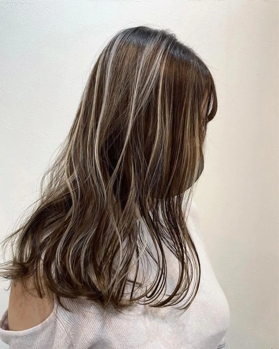 セミロング カラー ヘアカラー トリートメント ryu  ハイライト 🐻‍❄️🖤のヘアスタイル