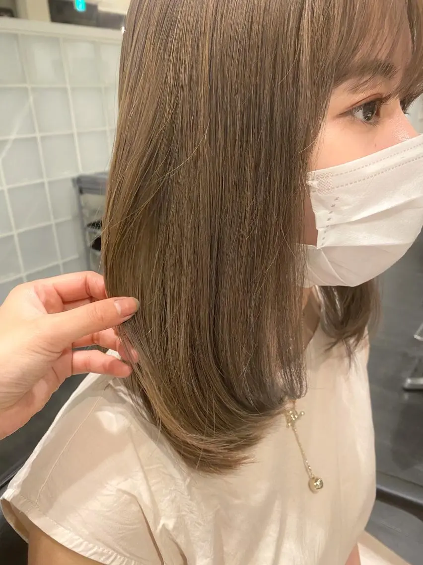 セミロング shiori ベージュカラーのヘアスタイル