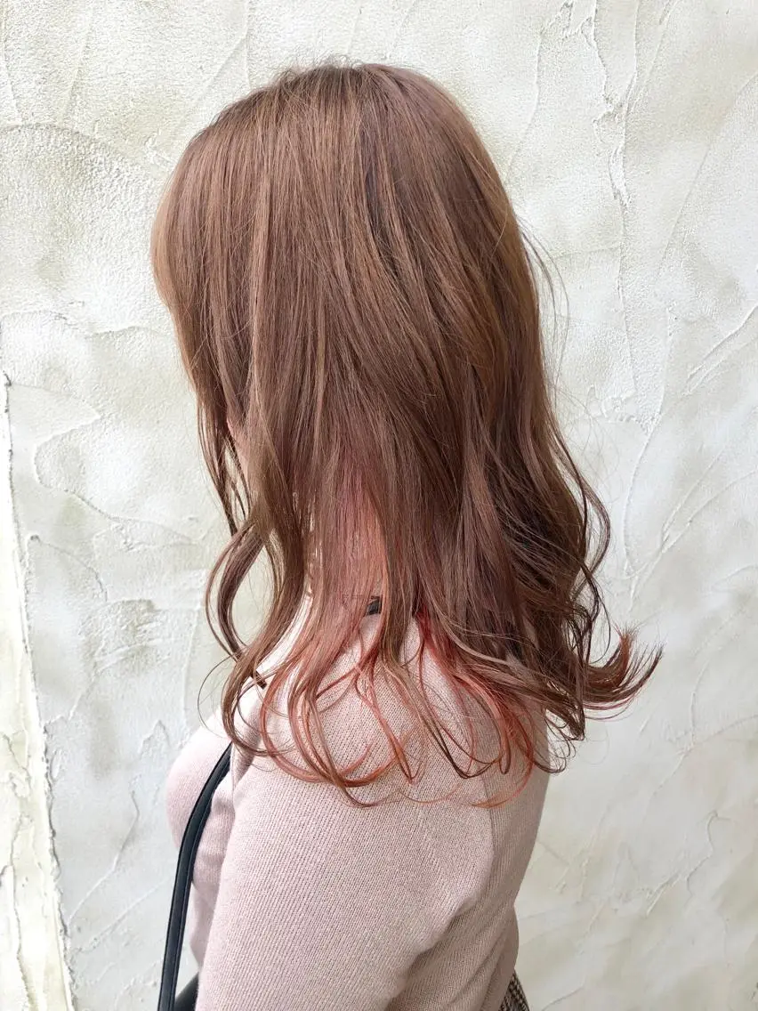セミロング カラー インナーカラー オレンジ 岩田 萌那のヘアスタイル