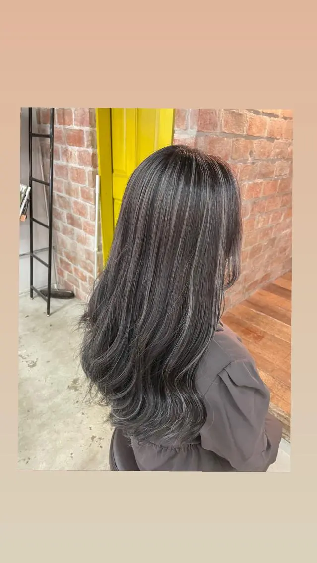 カラー ブリーチ ダブルカラー ハイライトカラー ハイトーンカラー インナーカラー カット ヘアカラー 岩佐 怜のヘアスタイル