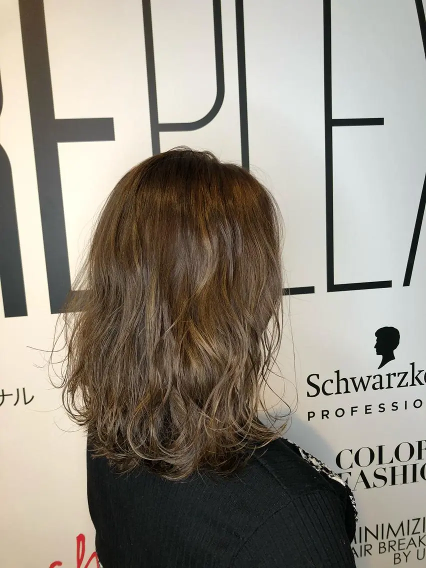 ミディアム カラー ベージュカラー ハイライトカラー ミルクティーベージュ ハイライト カット ヘアカラー トリートメント 宮下 愛璃紗のヘアスタイル