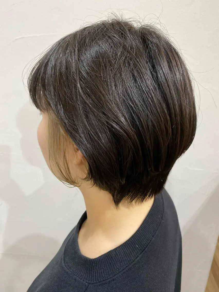 ショート カラー ヘアアレンジ ベージュカラー ブリーチ イヤリングカラー ミルクティーベージュ 暗髪カラー🫐パーマ おくだりんかのヘアスタイル
