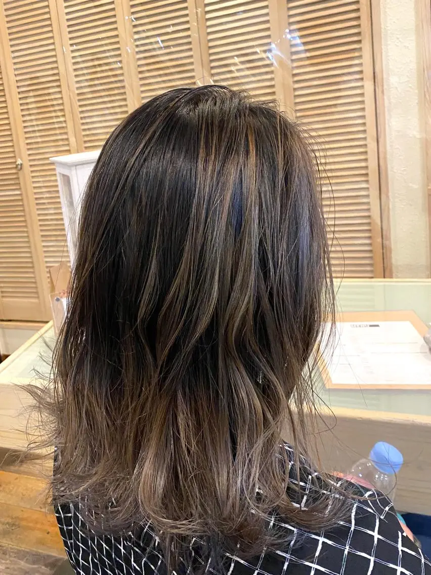 セミロング カラー 中川 茜里のヘアスタイル