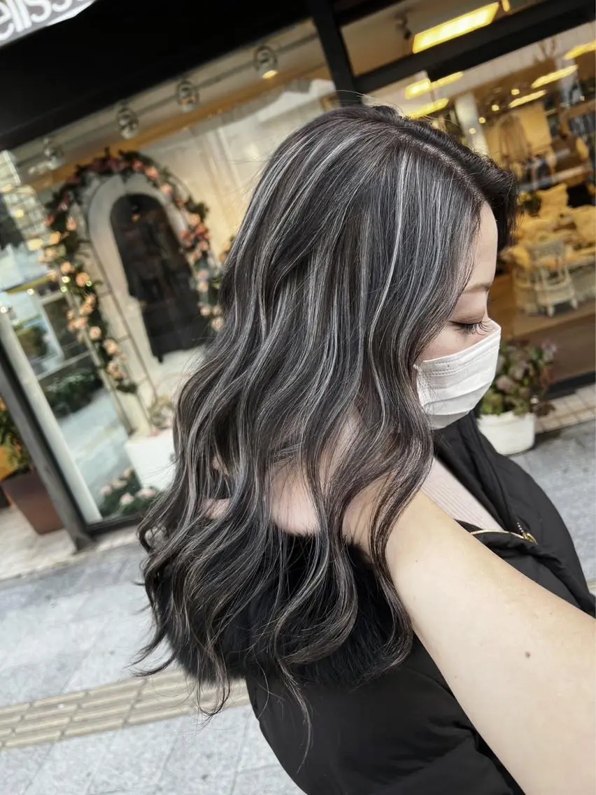 ロング カラー ダークグレー ダークグレージュ グレージュ ハイライトカラー ハイライト ヘアカラー トリートメント 指名数No.1 /NAOYAのヘアスタイル