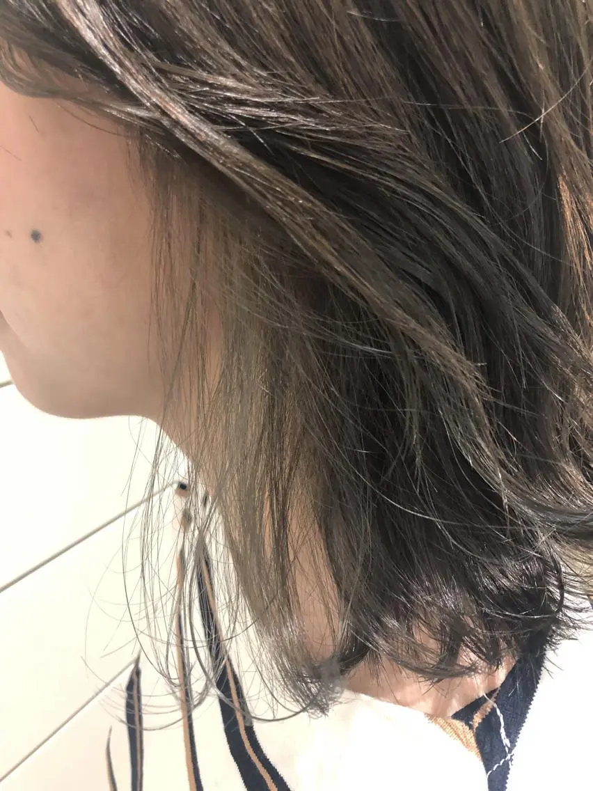 ミディアム カラー アッシュ ブルーカラー ブルーアッシュ イヤリングカラー グレージュ ヘアカラー トリートメント 🍊新宿南口🍊 ERINAのヘアスタイル