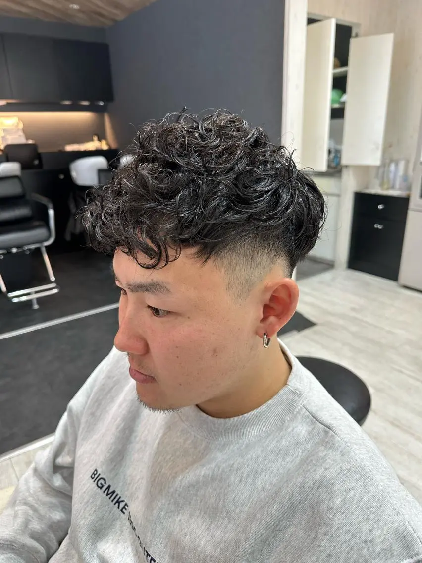 ショート パーマ メンズ メンズブリーチ メンズハイライト メンズインナーカラー ハイライト 髪質改善 パーマ 中嶋 紘夢のヘアスタイル