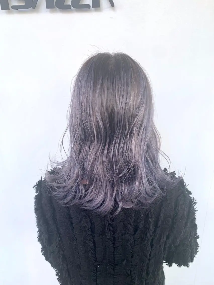 セミロング カラー バレイヤージュ ラベンダーカラー レイヤーカット 東條 克義のヘアスタイル