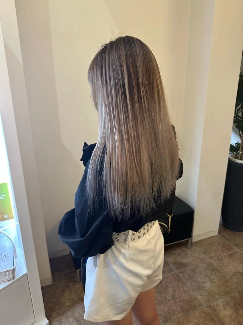 ロング カラー バレイヤージュ レイヤーカット ヘアカラー トリートメント ダメージレスブリーチ HIROSHIのヘアスタイル