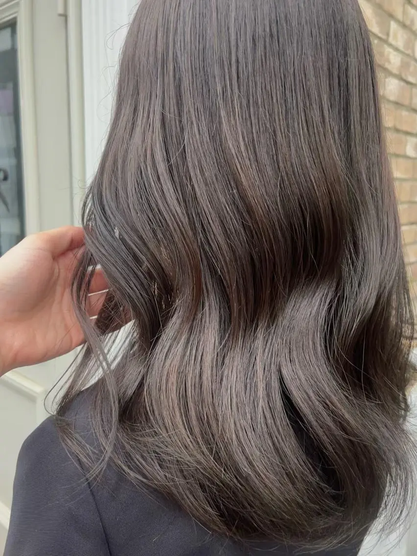 ロング カラー ヘアアレンジ ベージュカラー ブリーチ グレージュ ミルクティーベージュ ミルクティーグレージュ カット ヘアカラー トリートメント レイヤー/グレージュ 🤍奥開梨恵のヘアスタイル