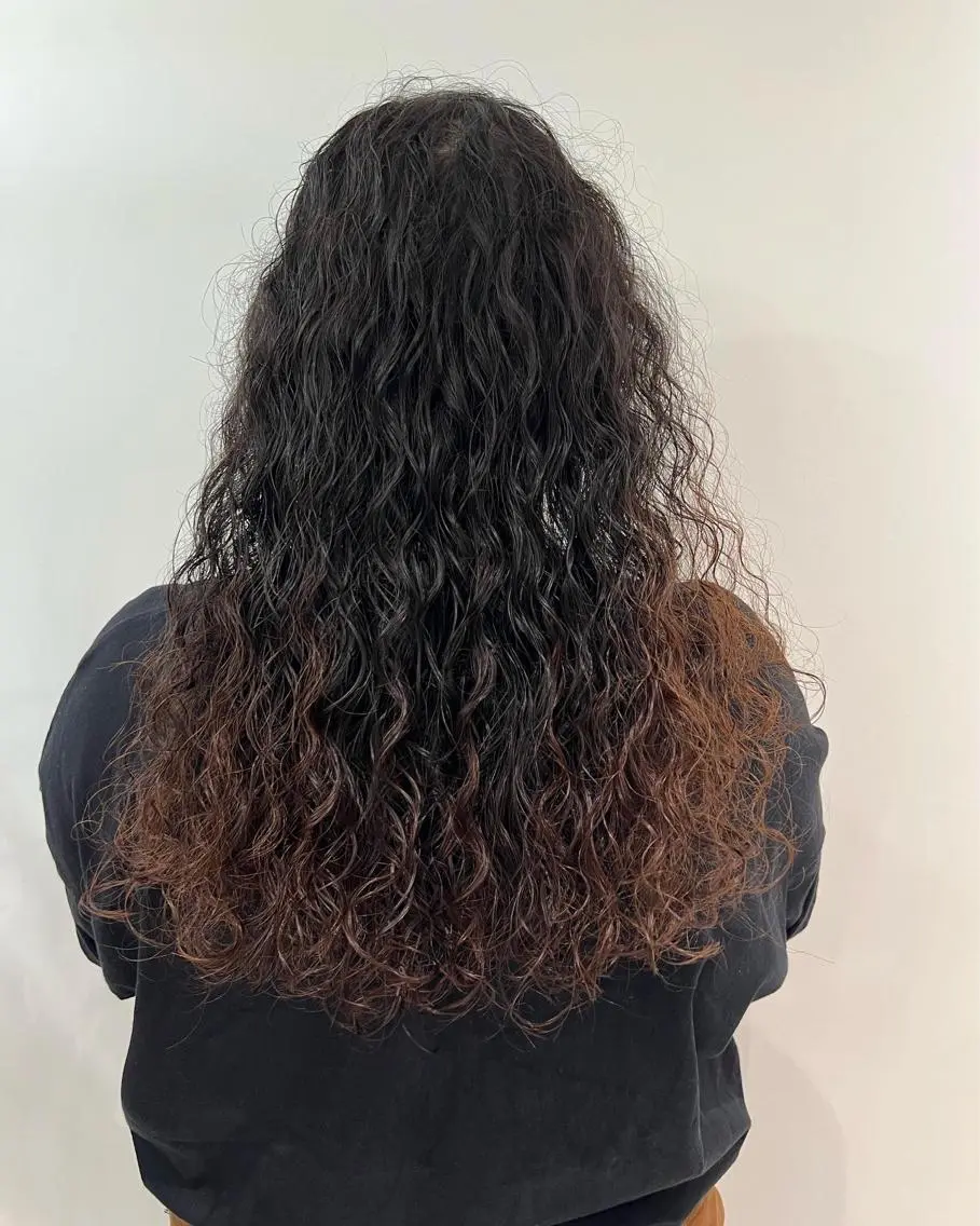 ロング パーマ スパイラルパーマ 暗髪カラー🫐 おくだりんかのヘアスタイル
