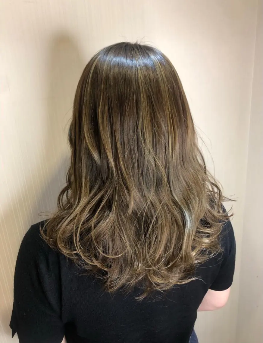 ミディアム カラー 新井 友菜のヘアスタイル