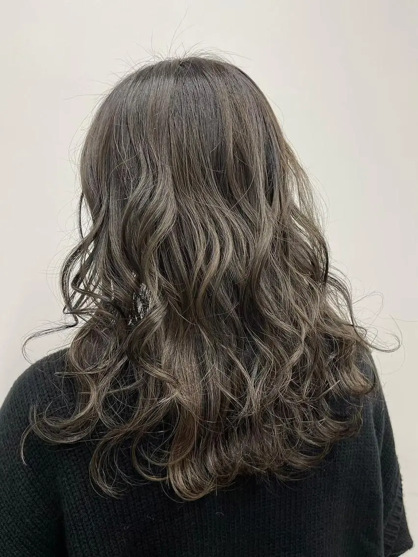 カラー セミロング Flora by siestaのヘアスタイル