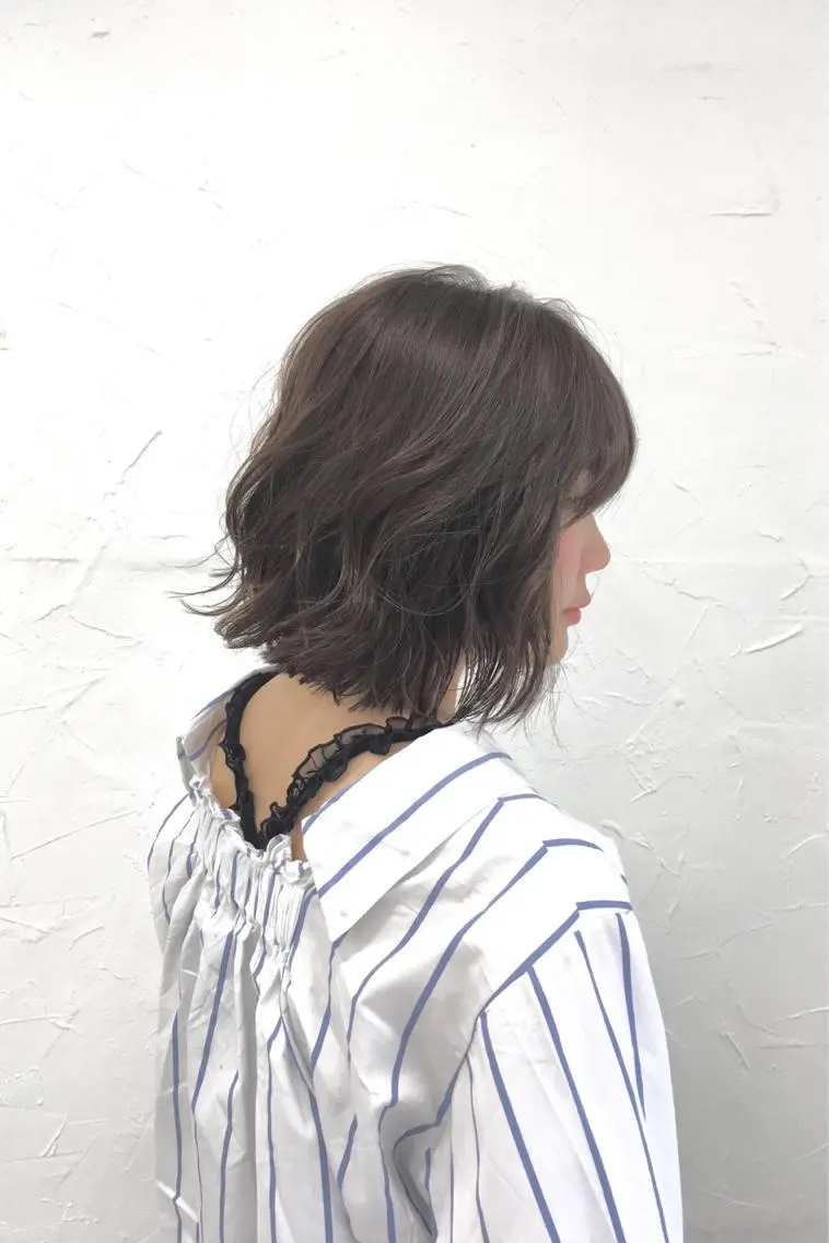 ミディアム ヘアアレンジ アッシュ 外ハネヘア 脱!黒髪 ダブルカラー【上野】のヘアスタイル