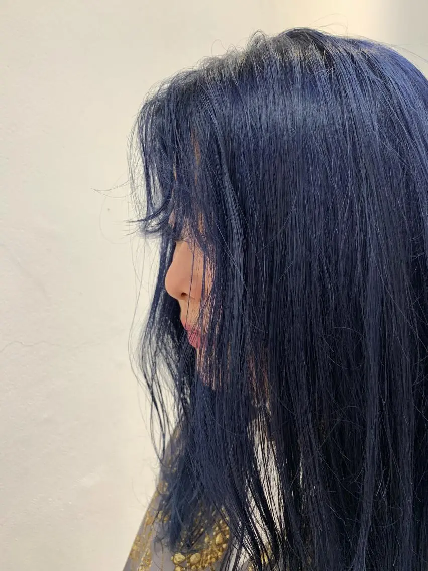 ミディアム カラー ヘアアレンジ ブリーチ ブルーカラー ネイビーカラー ヘアカラー トリートメント THE./ブリーチ 透感カラー/髪質改善のヘアスタイル