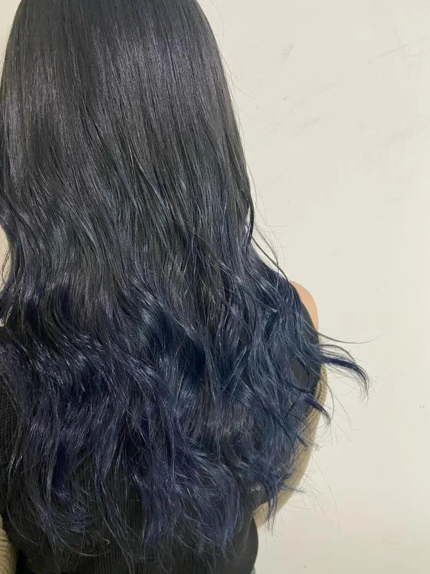 ロング カラー 黒髪 ブリーチ ブルーカラー ブルーブラック 吉村 夏椰のヘアスタイル