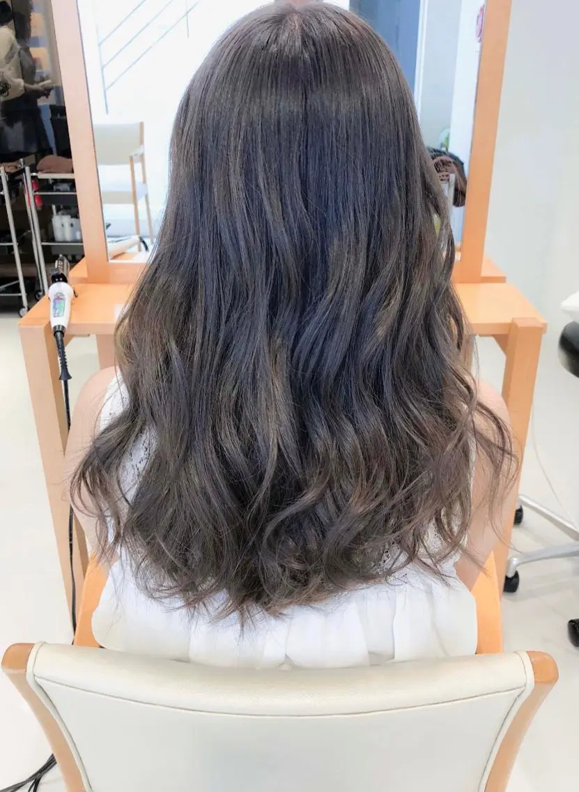 セミロング カラー アッシュ アッシュグレー アッシュグレージュ 黒髪 ブリーチ ヘアカラー トリートメント Days 透明感カラーのヘアスタイル