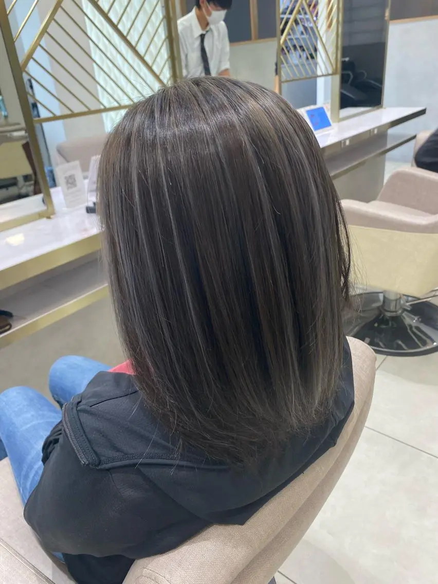 ミディアム カラー グレージュ シルバー シルバーグレージュ カット ヘアカラー 渡辺　亮/髪質改善 レイヤーカットのヘアスタイル