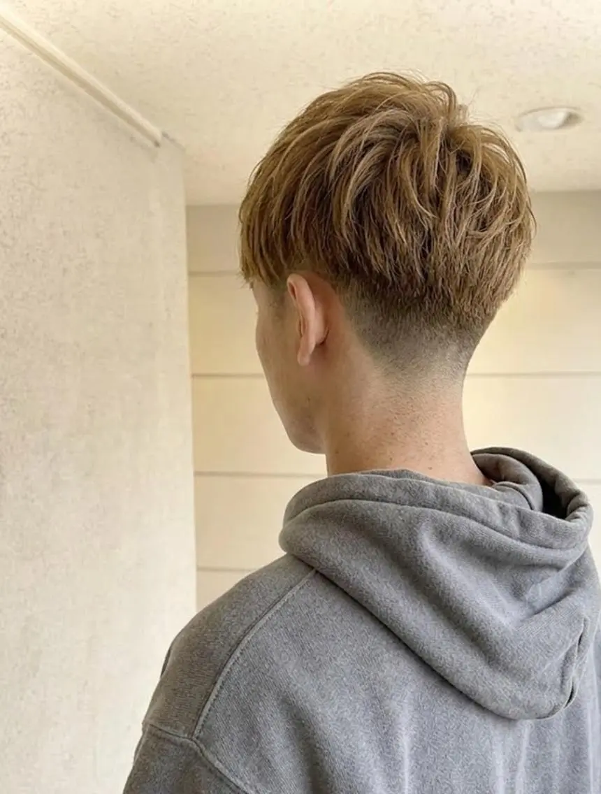 ショート カラー メンズ メンズハイトーン マッシュ 刈り上げ ハイトーンカラー flencia 丸 和博|カットのヘアスタイル