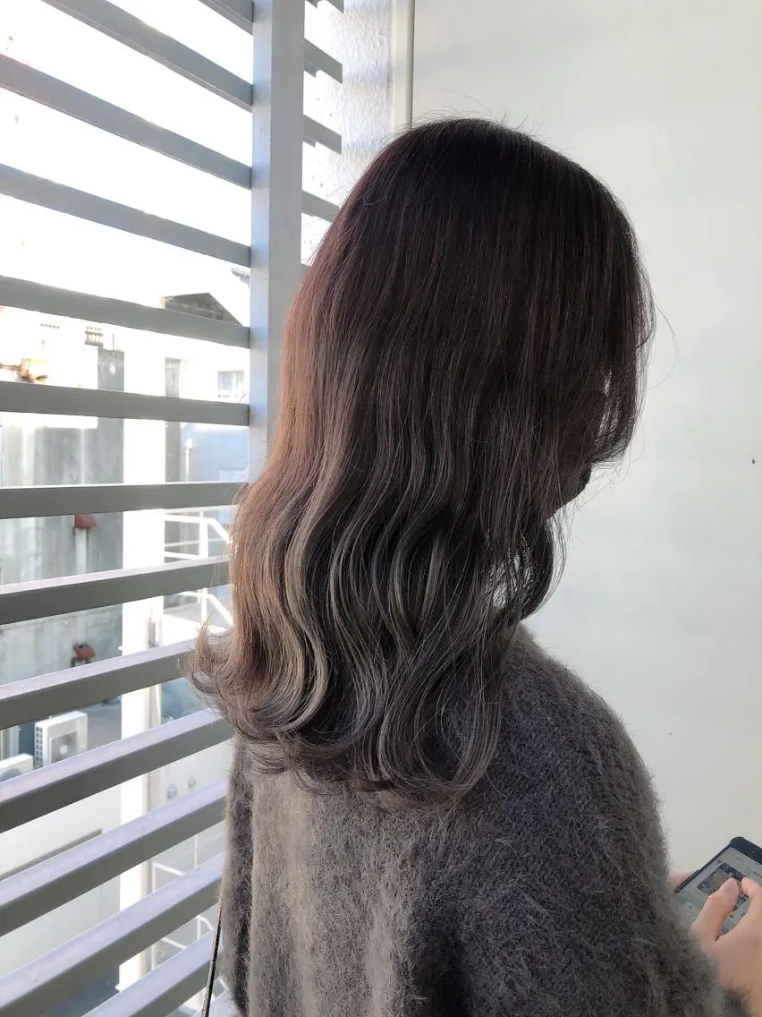セミロング カラー ヘアカラー トリートメント 韓国🇰🇷レイヤー 映える顔周り🩷のヘアスタイル