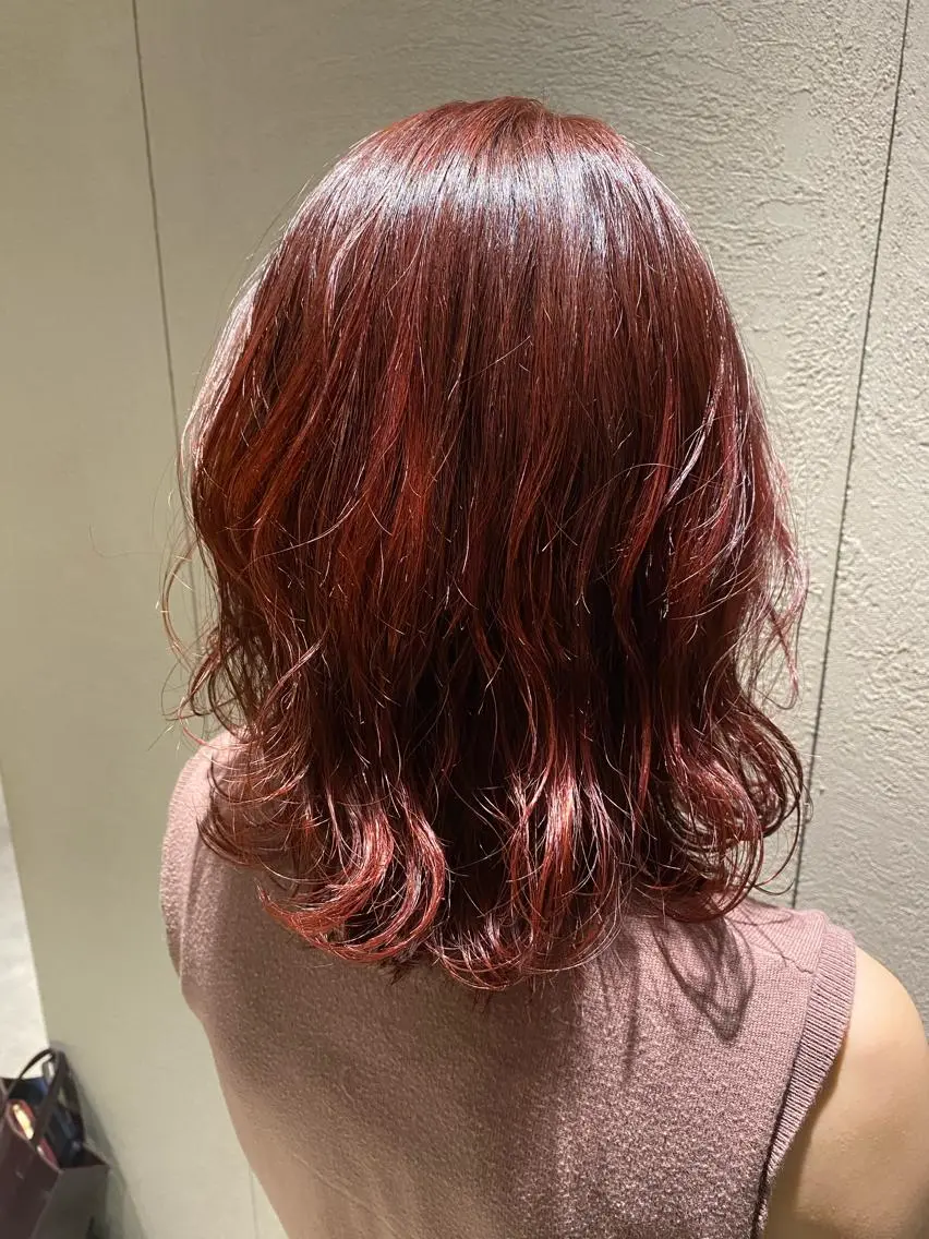 ミディアム カラー ブリーチ ブリーチなしカラー レッドカラー オタクギャル美容師 💫三小田 千容のヘアスタイル