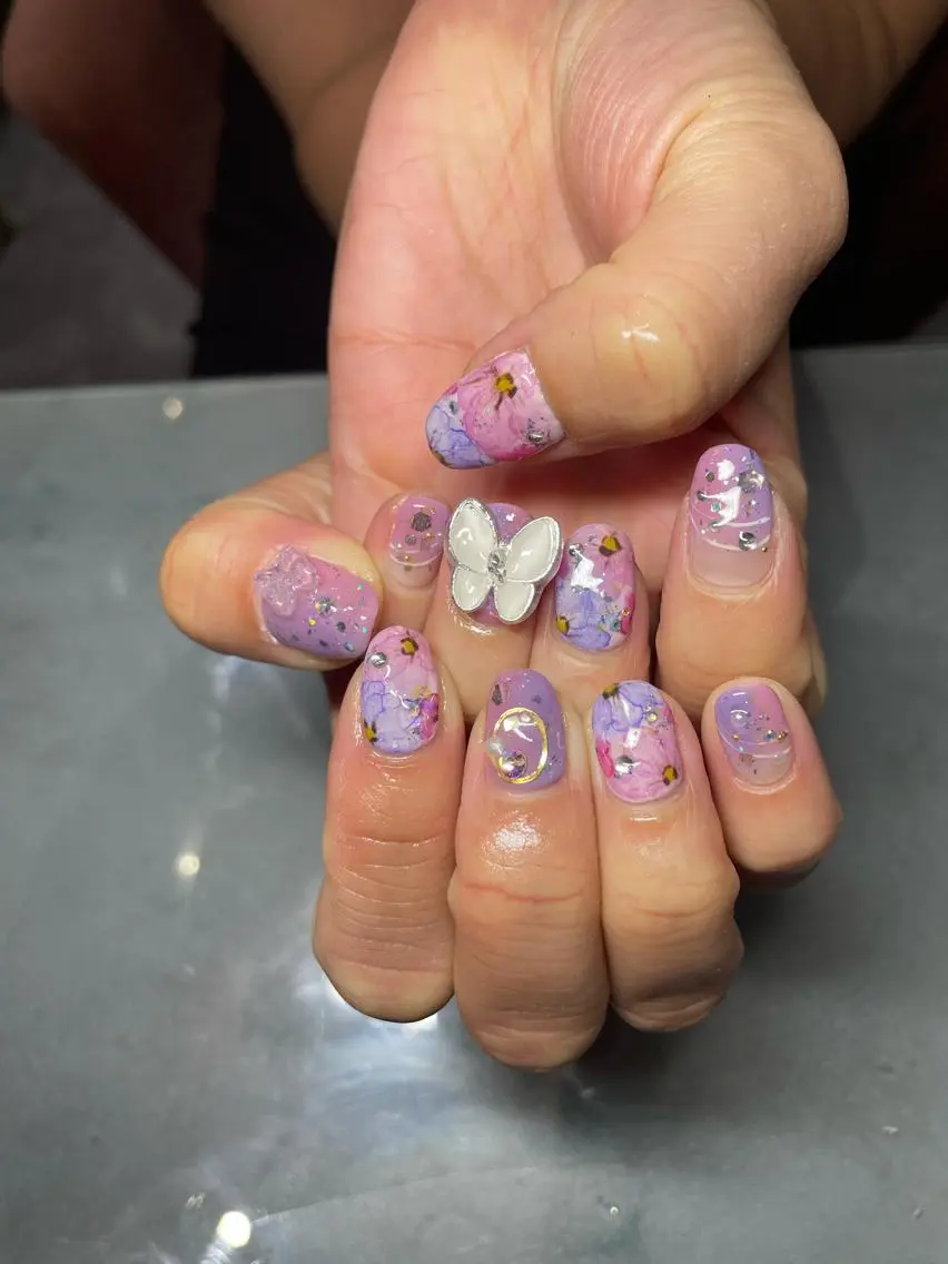 ネイル LAVISH 大和店 emi・:*+のネイルデザイン