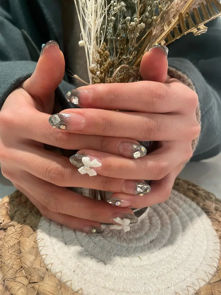 ネイル グラデーション ラメ(グリッター) シルバー D.d Nail Moeのネイルデザイン