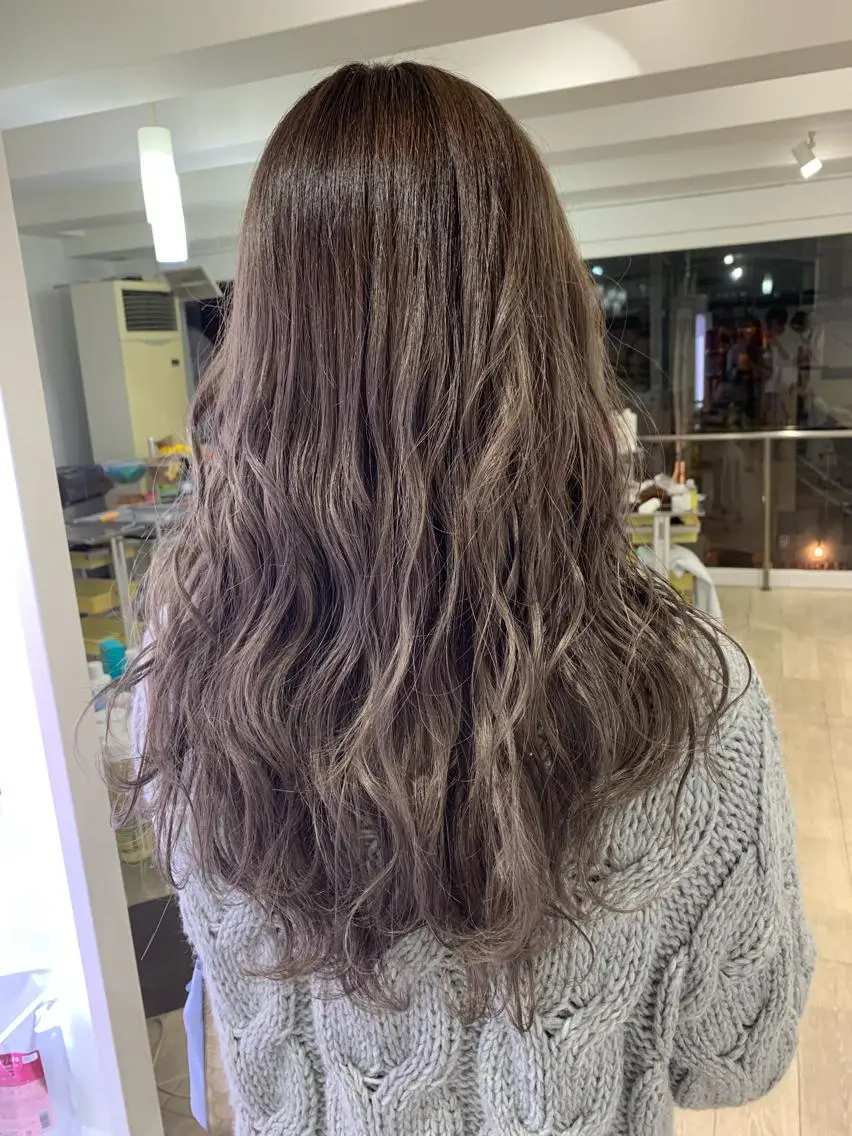 ミディアム カラー グレージュ レイヤーカット 西村あきやのヘアスタイル
