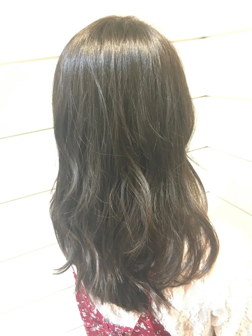 セミロング カラー アッシュ ブルーカラー ブルーアッシュ 鍵山 千秋のヘアスタイル
