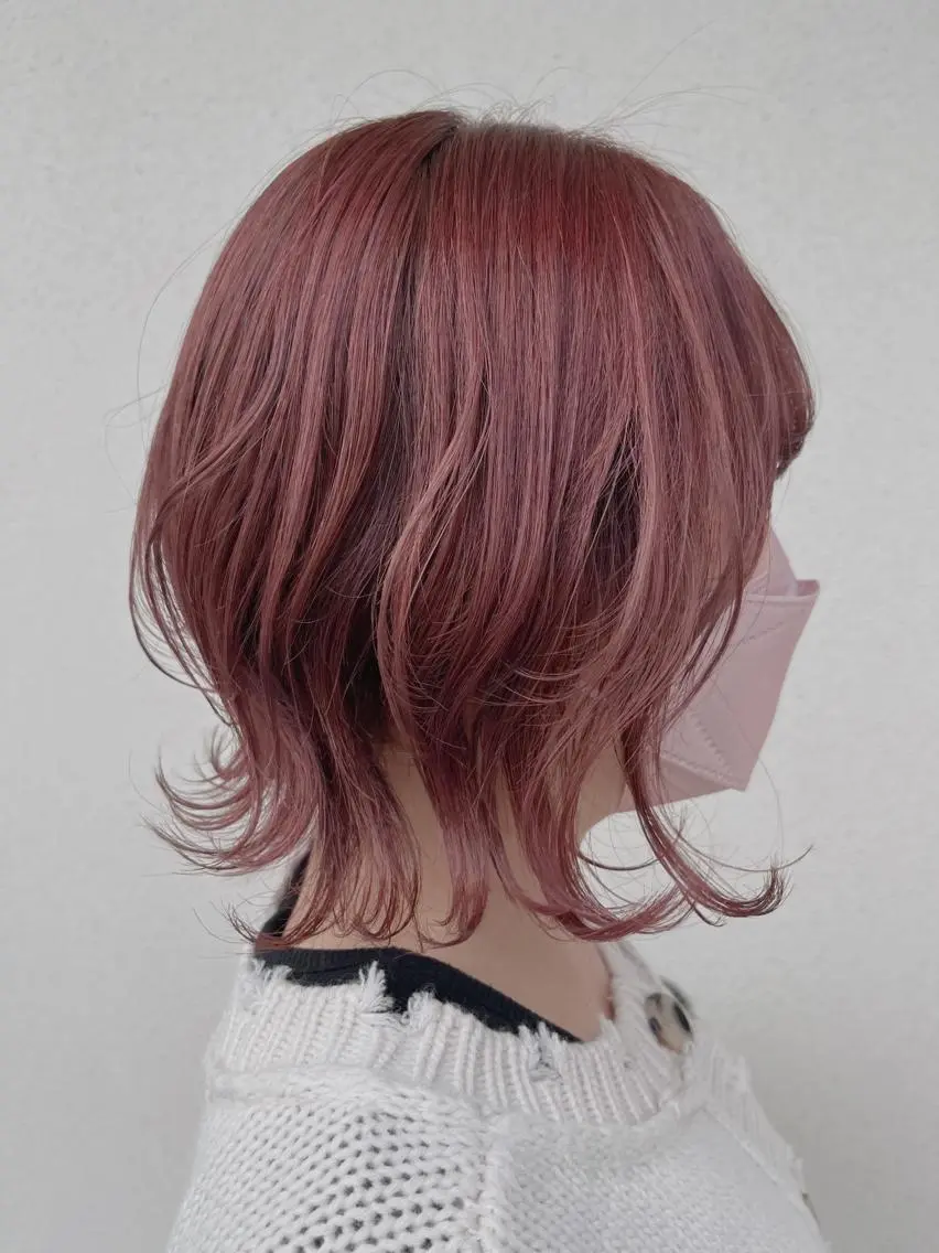 ミディアム くびれヘア レイヤーカット 小顔カット 外ハネヘア . Lｉｅのヘアスタイル