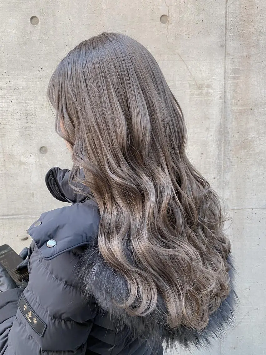セミロング カラー ブリーチ ケアブリーチ イルミナカラー シルバー 【透明感、艶髪】西村 有司のヘアスタイル