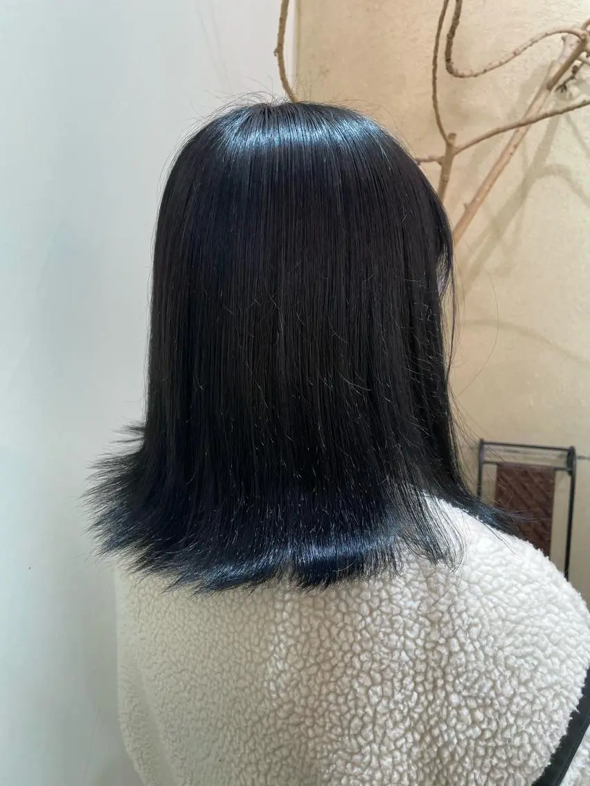 ミディアム カラー 黒髪 ブルーカラー ブルーブラック 塩谷 雪花のヘアスタイル