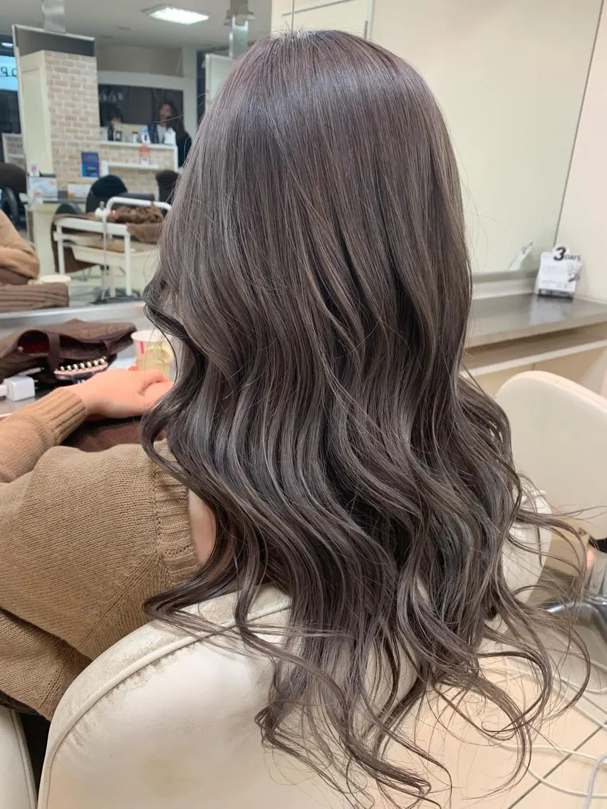 ロング アッシュ 鬼嶋 愛のヘアスタイル
