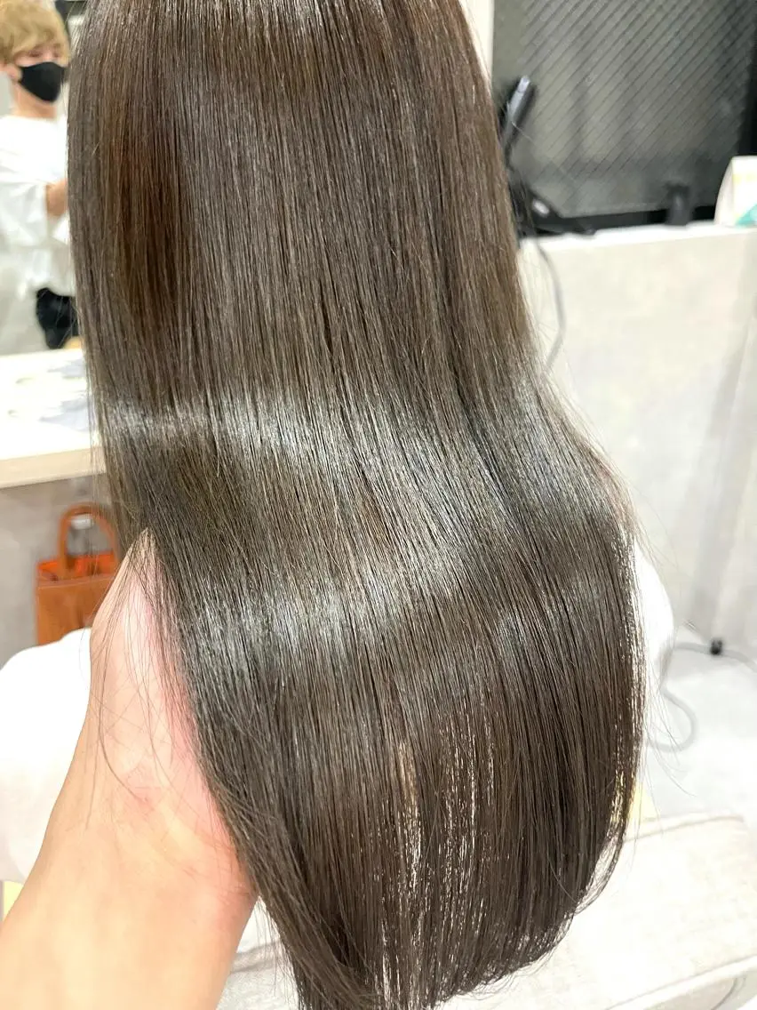 セミロング カラー アッシュ アッシュグレー カット ヘアカラー トリートメント 一ノ瀬 暁のヘアスタイル