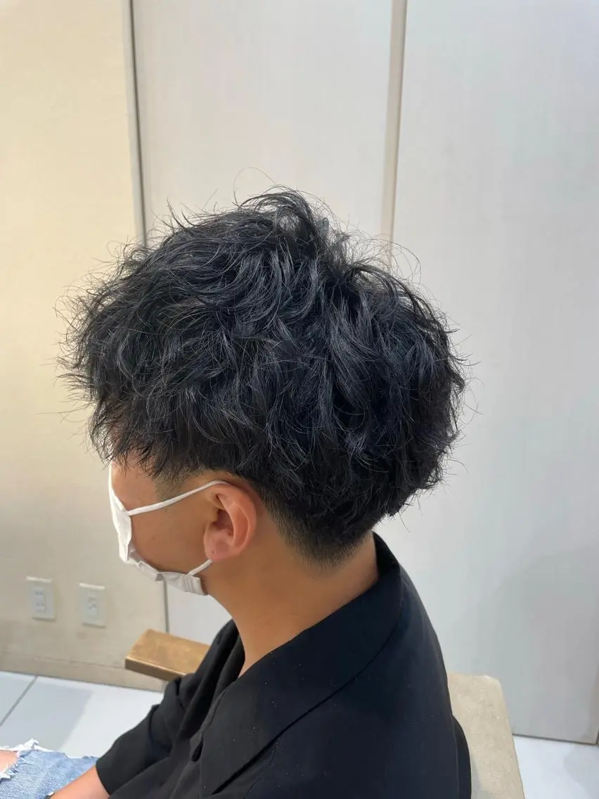 ミディアム パーマ メンズ ミディアムパーマ メンズブリーチ メンズパーマ くせ毛 スパイラルパーマ 本厚木|縮毛矯正/ 髪質改善/専門サロンのヘアスタイル
