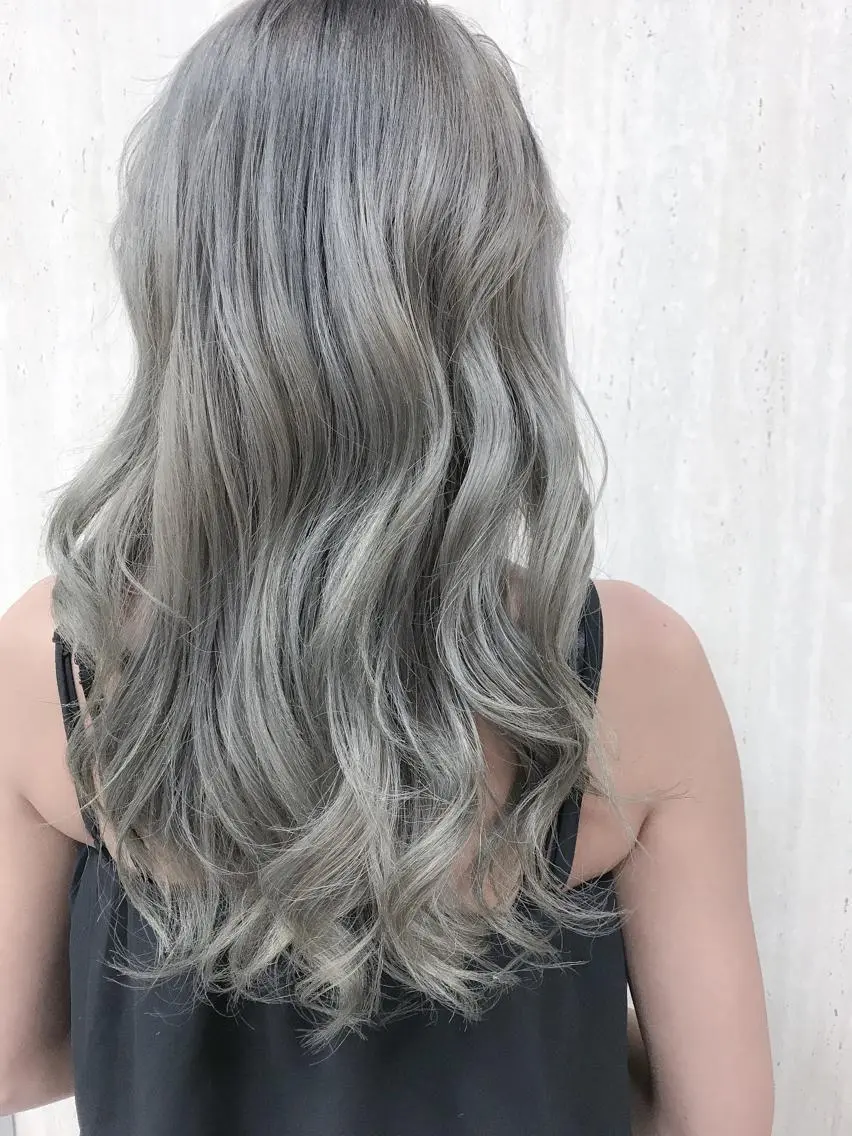 ミディアム カラー ブリーチ ハイトーンカラー シルバー ヘアカラー BOX mico.のヘアスタイル