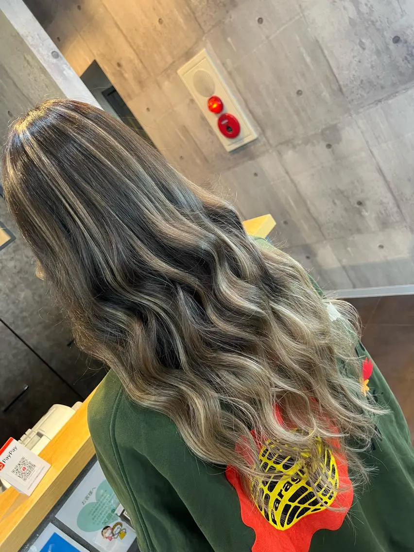 ロング カラー ヘアアレンジ シールエクステ バレイヤージュ ダブルカラー グラデーションカラー ハイライトカラー ミルクティーハイトー ン💖Mikaのヘアスタイル