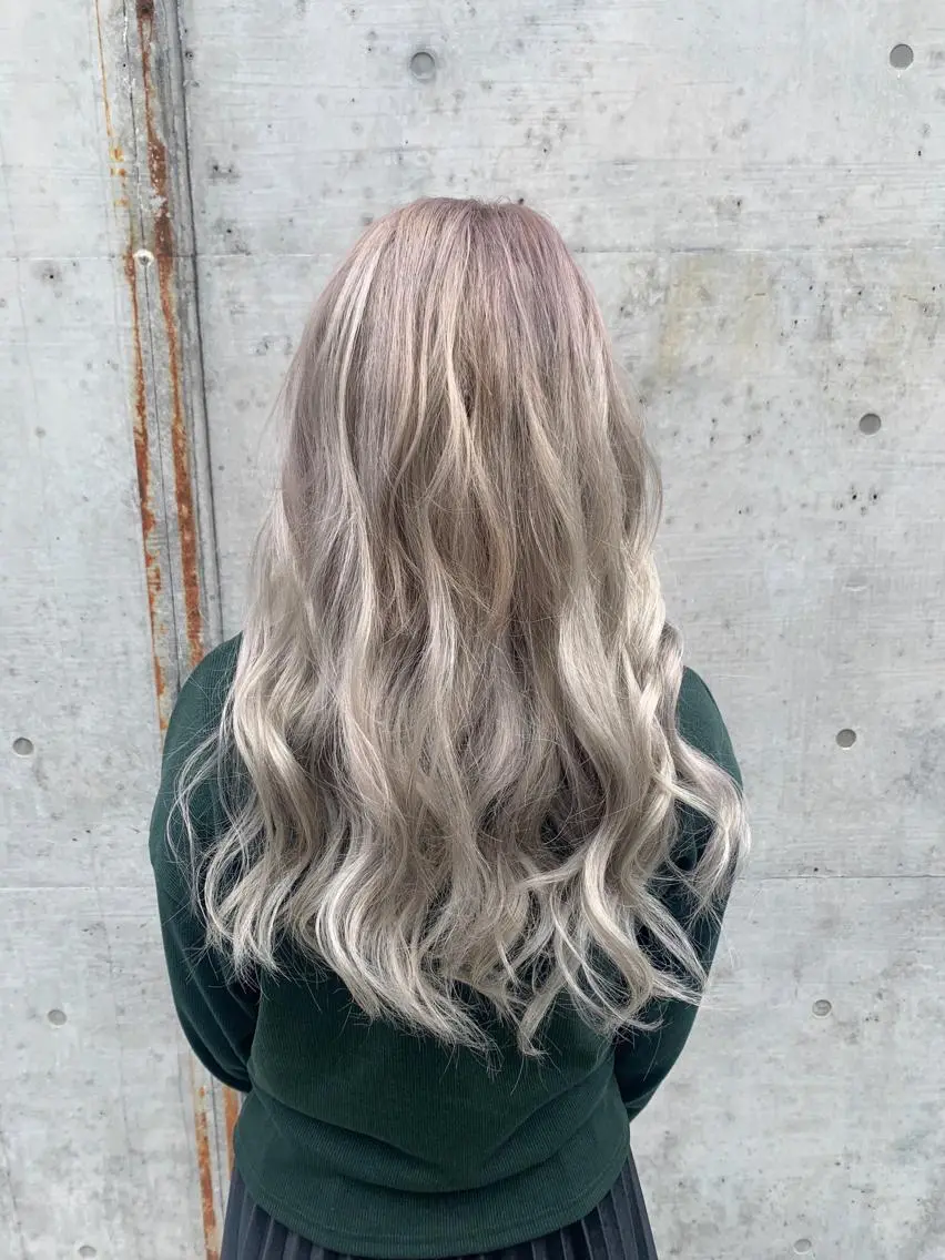 ロング カラー シルバー ホワイトシルバー エクステ ロング 色落ちまでキレイに! !女性サロンのヘアスタイル